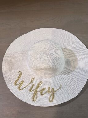 BRAND NEW Wifey White Straw Sun Hat with Gold Script